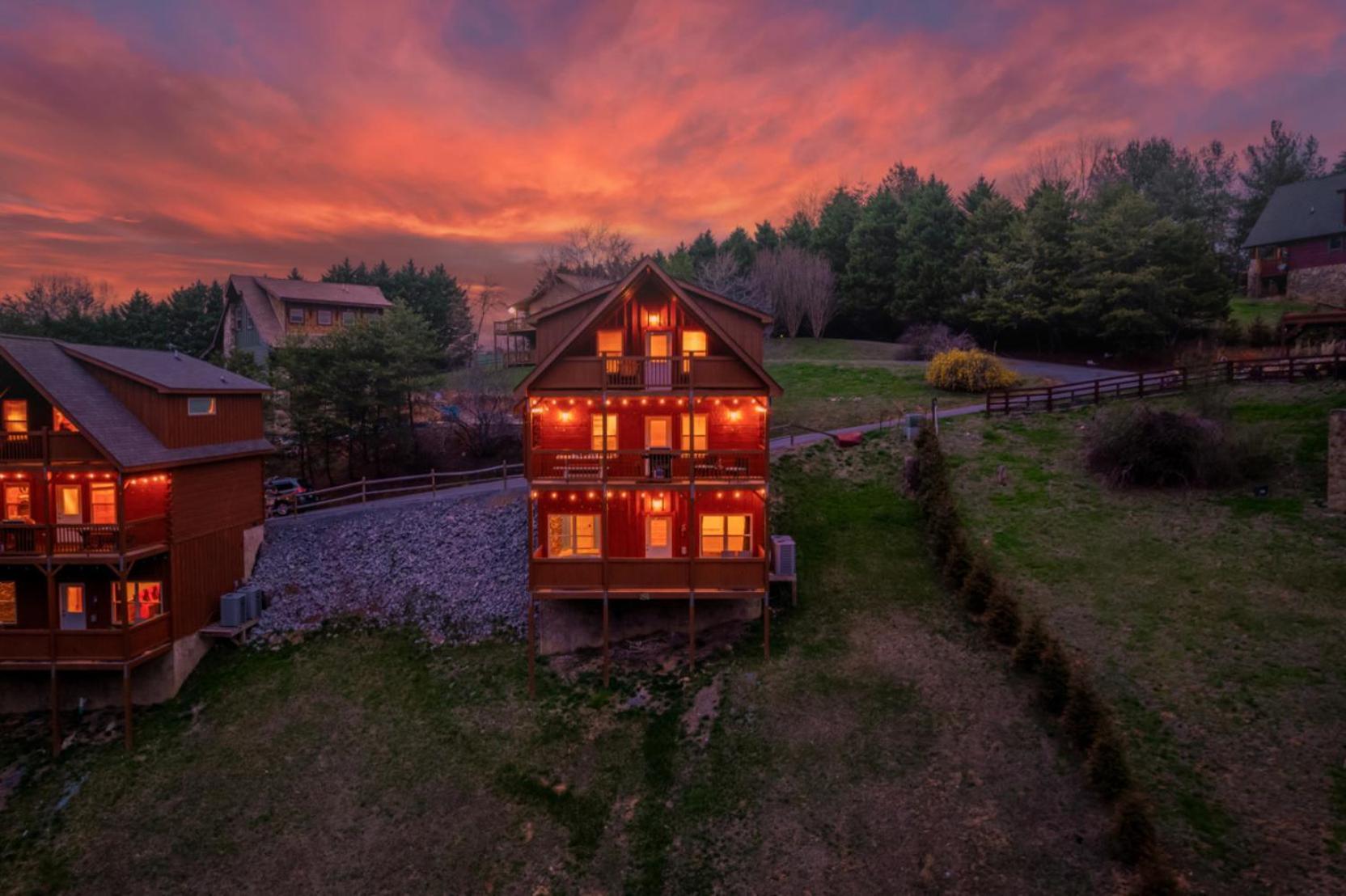 Rustic Mountain Retreat By Ghosal Luxury Chalet Pigeon Forge